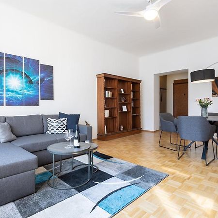 Bright And Spacious Attic Apartment Praga Exterior foto